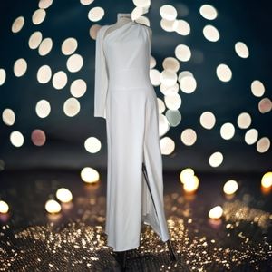 One sleeve off-shouldwr tatement gown